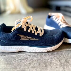 Altra shoes women’s size 7.5 worn about 5 times. Great condition